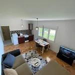 Entire 1-bedroom With Free Parking *