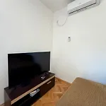 アパート Entire 1-bedroom With Free Parking ポドゴリツァ