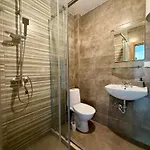 Entire 1-bedroom With Free Parking *