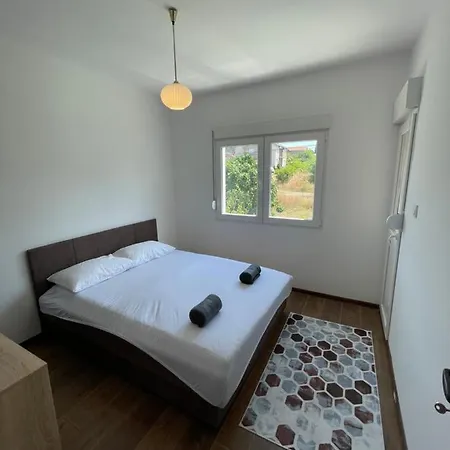 Entire 1-bedroom With Free Parking *