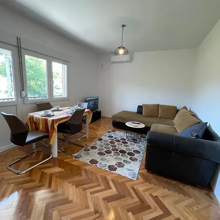 Apartment Entire 1-bedroom With Free Parking