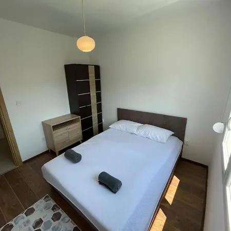 Entire 1-bedroom With Free Parking *