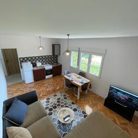 Entire 1-bedroom With Free Parking *