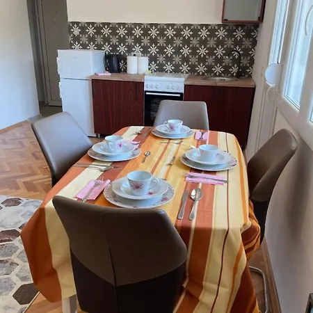 Entire 1-bedroom With Free Parking *