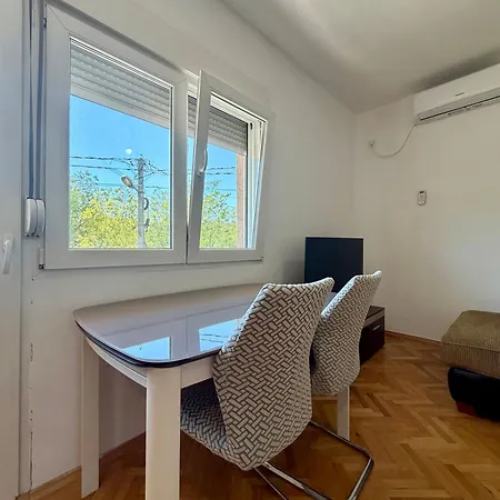 Daire Entire 1-bedroom With Free Parking Podgoriçe