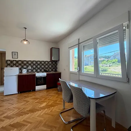 Entire 1-bedroom With Free Parking *