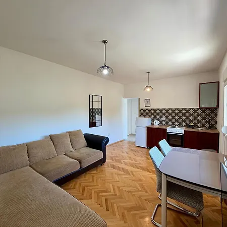 Entire 1-bedroom With Free Parking Podgoriçe