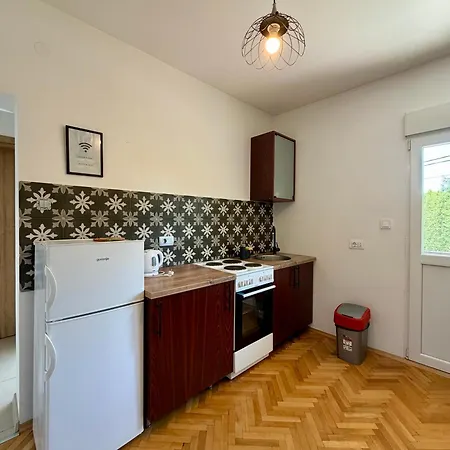 Entire 1-bedroom With Free Parking *