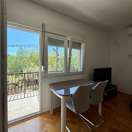 Daire Entire 1-bedroom With Free Parking Podgoriçe