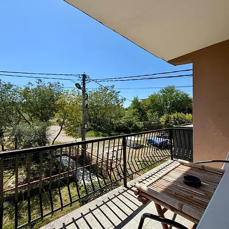 Entire 1-bedroom With Free Parking *