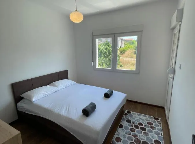 Entire 1-bedroom With Free Parking *