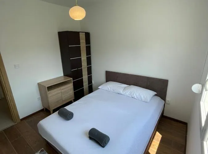 Entire 1-bedroom With Free Parking *