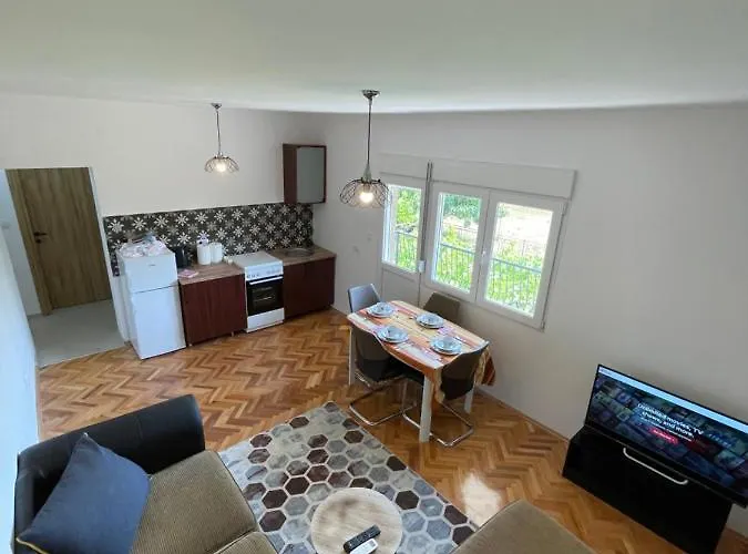 Entire 1-bedroom With Free Parking *