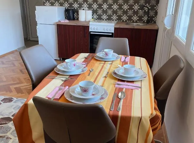 Entire 1-bedroom With Free Parking *